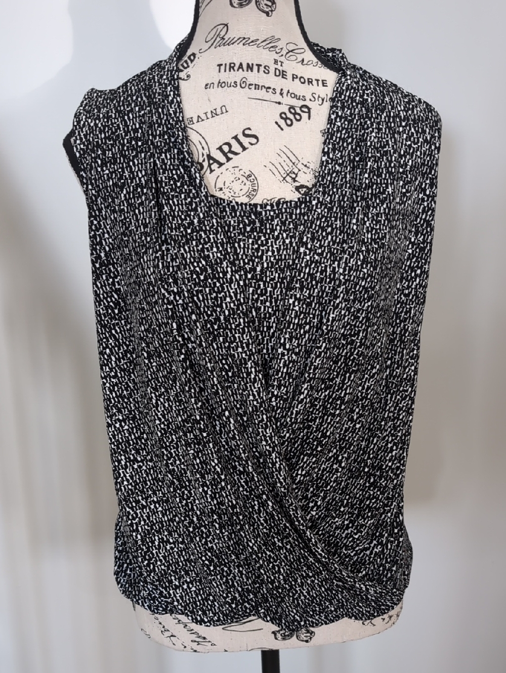 WHITE HOUSE BLACK MARKET | Women's Black/White Sleeveless Patterned Blouse